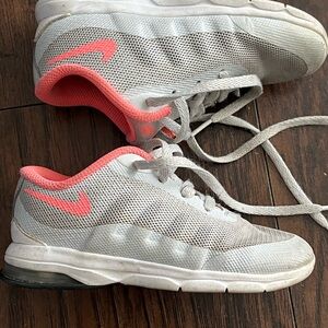 Nike Girls Sneakers in Gray with Pink Accents